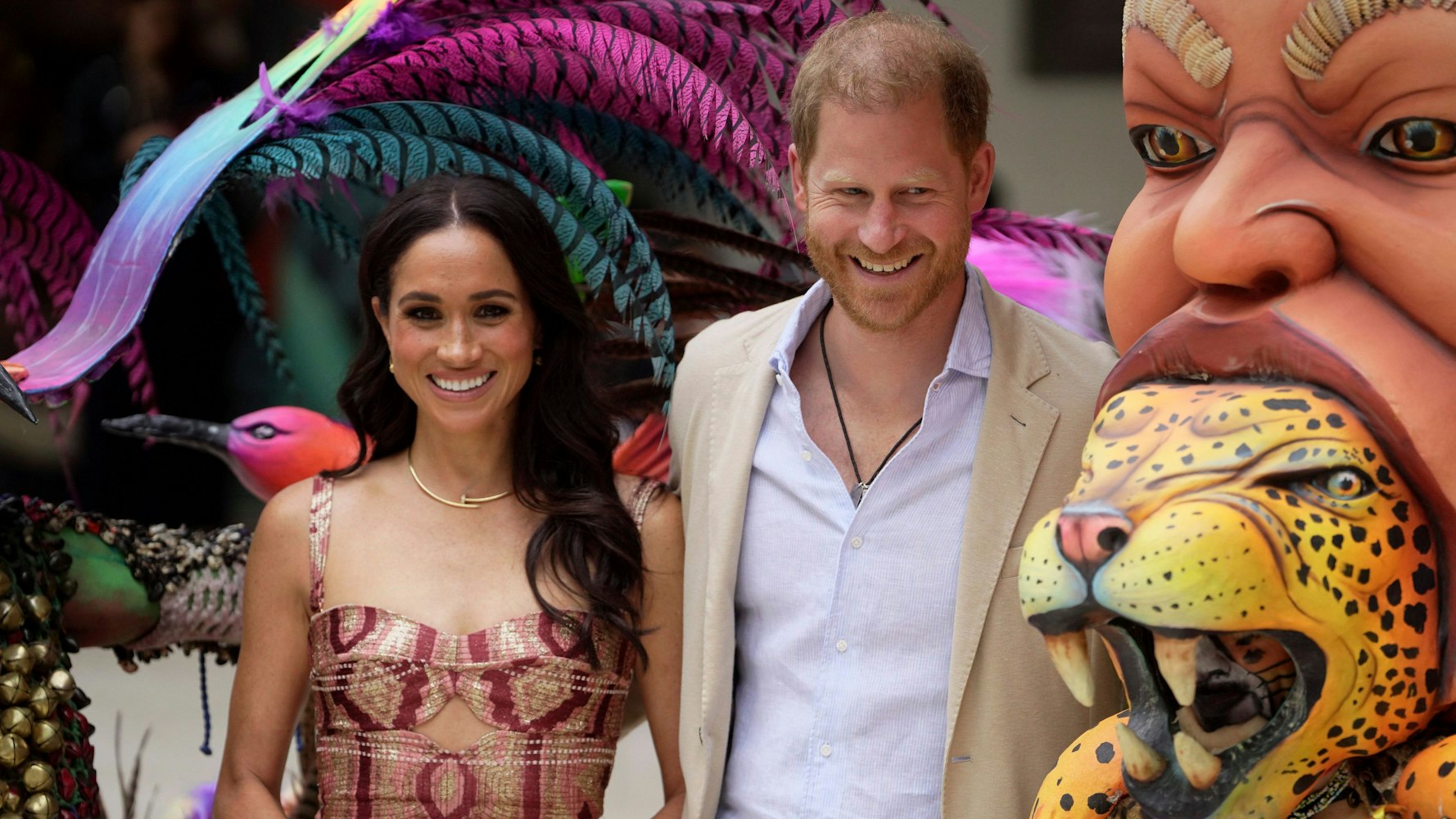 Prinz Harry und Meghan posieren für Fotos mit traditionellen Karnevalstänzern während einer Begrüßungszeremonie im Delia Zapata National Arts Center.