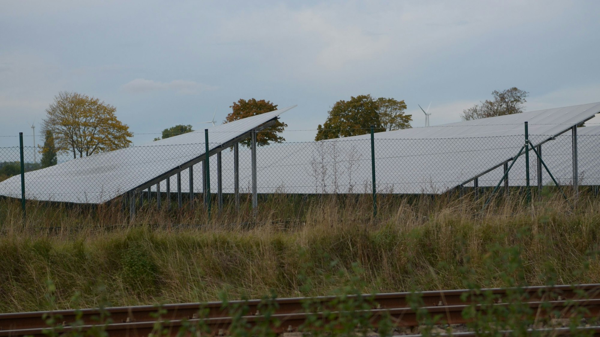 Seitenansicht auf eine Freiflächen-Photovoltaik-Anlage bei Euskirchen-Wüschheim.
