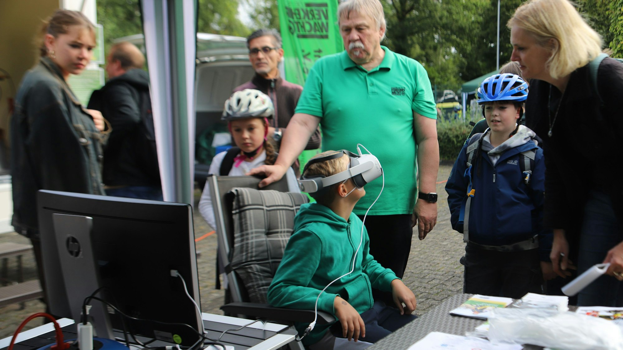 Ein Junge hat eine so genannt VR-Brille aufgesetzt.