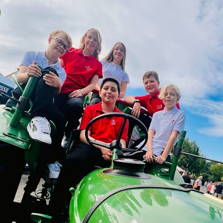 Das Porzer Kinderdreigestirn der kommenden Session mit seinen Adjutanten: Adjutant Julius Harms, Jungfrau Pia Otto, Adjutantin Emma Colonia Gebhard, Prinz Noah König, Bauer Jonas Wendel, Adjutant Arne Jahn.