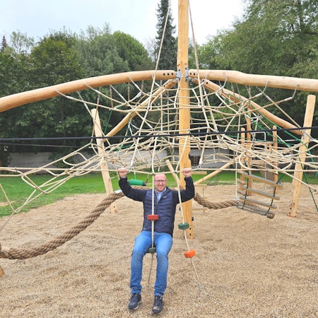 Bürgermeister Ingo Pfennings sitzt in einem der Klettergeräte.