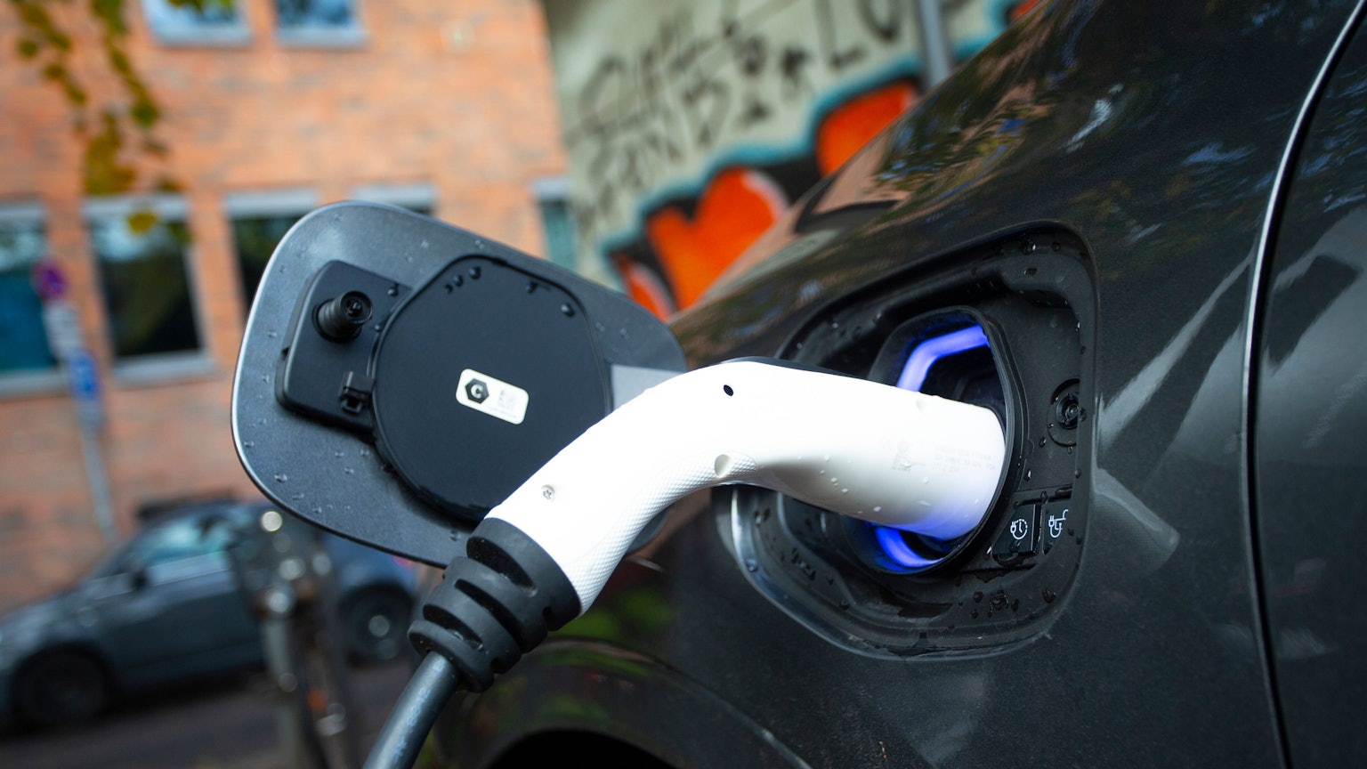 Ein Elektroauto während des Ladevorgangs