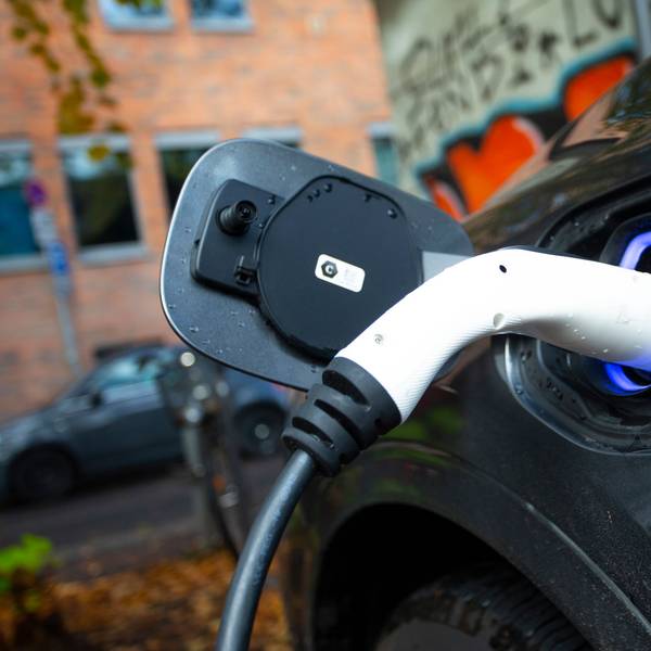 Ein Elektroauto während des Ladevorgangs