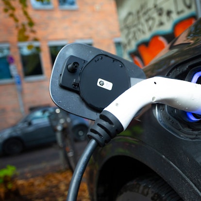 Ein Elektroauto während des Ladevorgangs