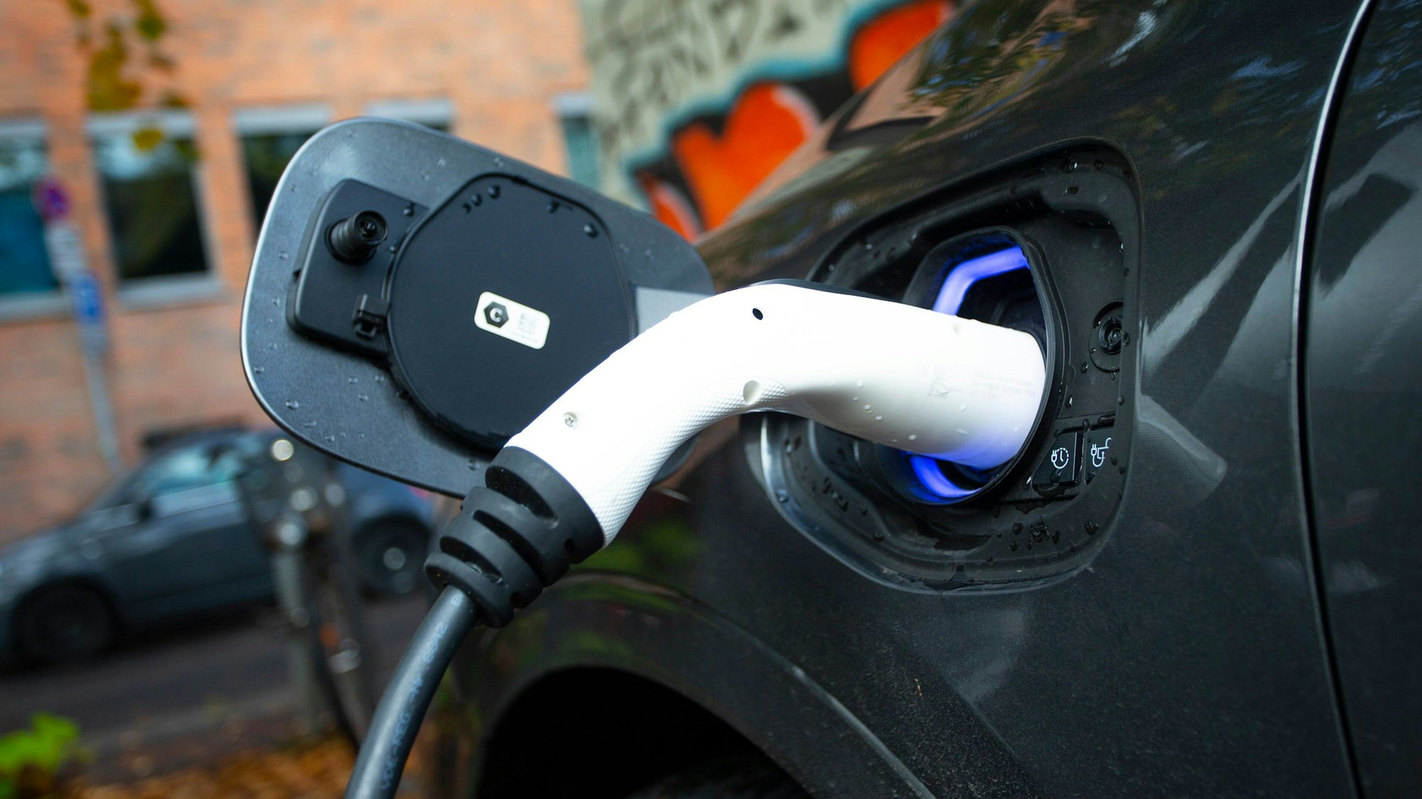 Ein Elektroauto während des Ladevorgangs