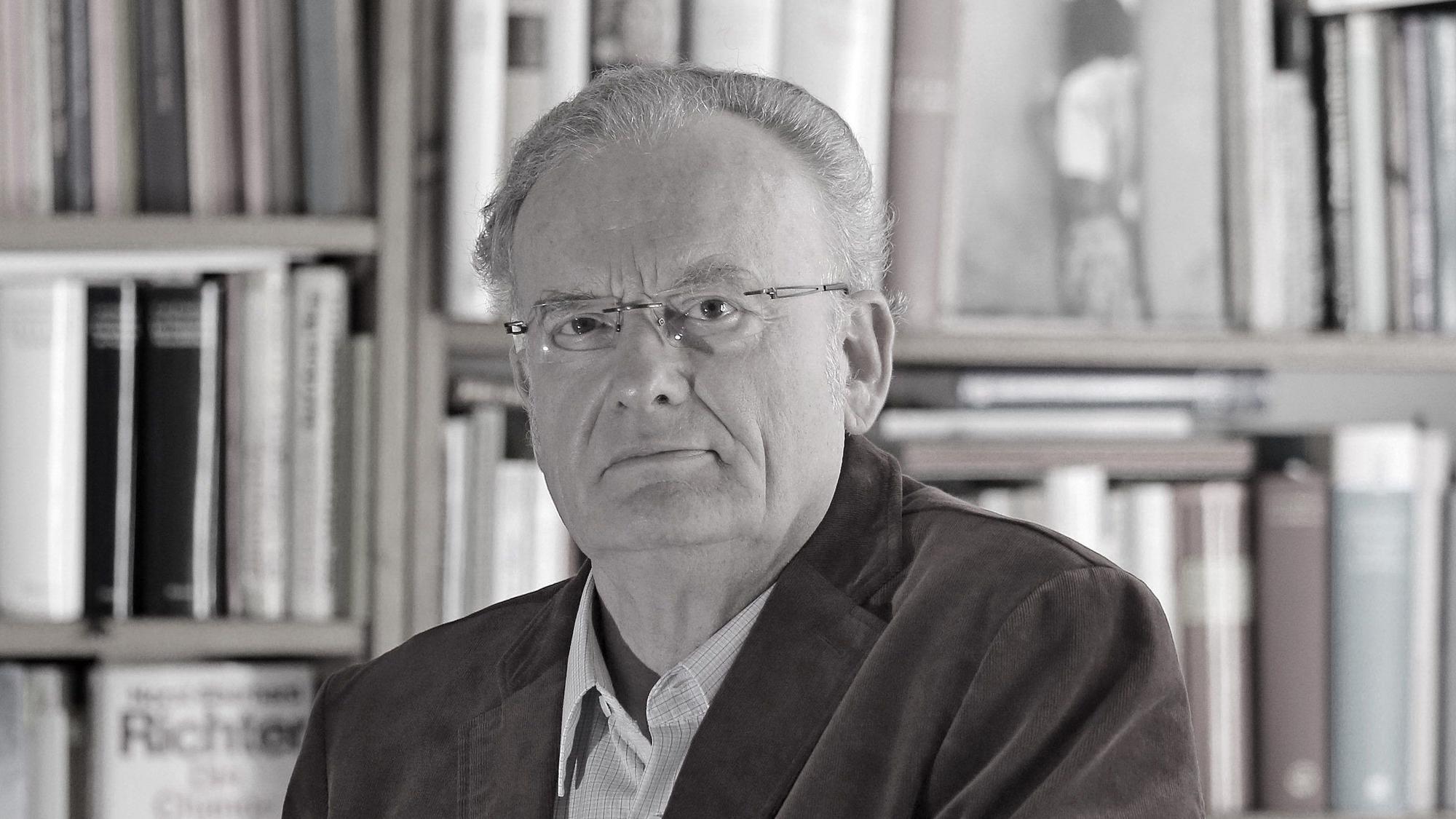 ARCHIV - 28.09.2015, Sachsen-Anhalt, Wittenberg: Der Theologe Friedrich Schorlemmer steht in seinem Arbeitszimmer in Lutherstadt Wittenberg. (zu dpa: «Theologe und Bürgerrechtler Schorlemmer gestorben») Foto: Jan Woitas/dpa-Zentralbild/dpa +++ dpa-Bildfunk +++