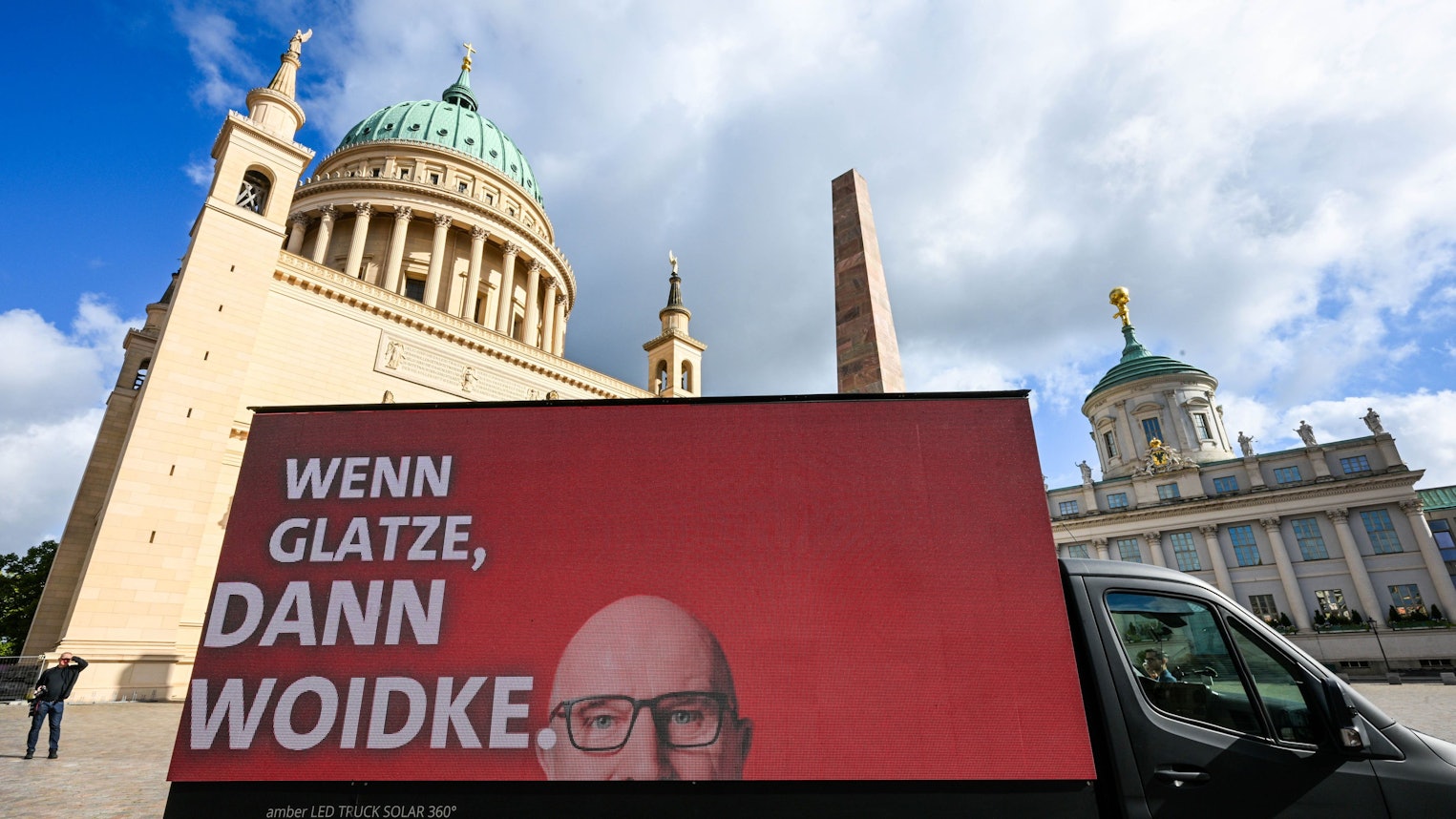 Potsdam: Ein Plakatmotiv ‚Wenn Glatze, dann Woidke‘ im Wahlkampf der SPD Brandenburg mit einem Foto von Ministerpräsident Dietmar Woidke wird auf dem Alten Markt vorgestellt.