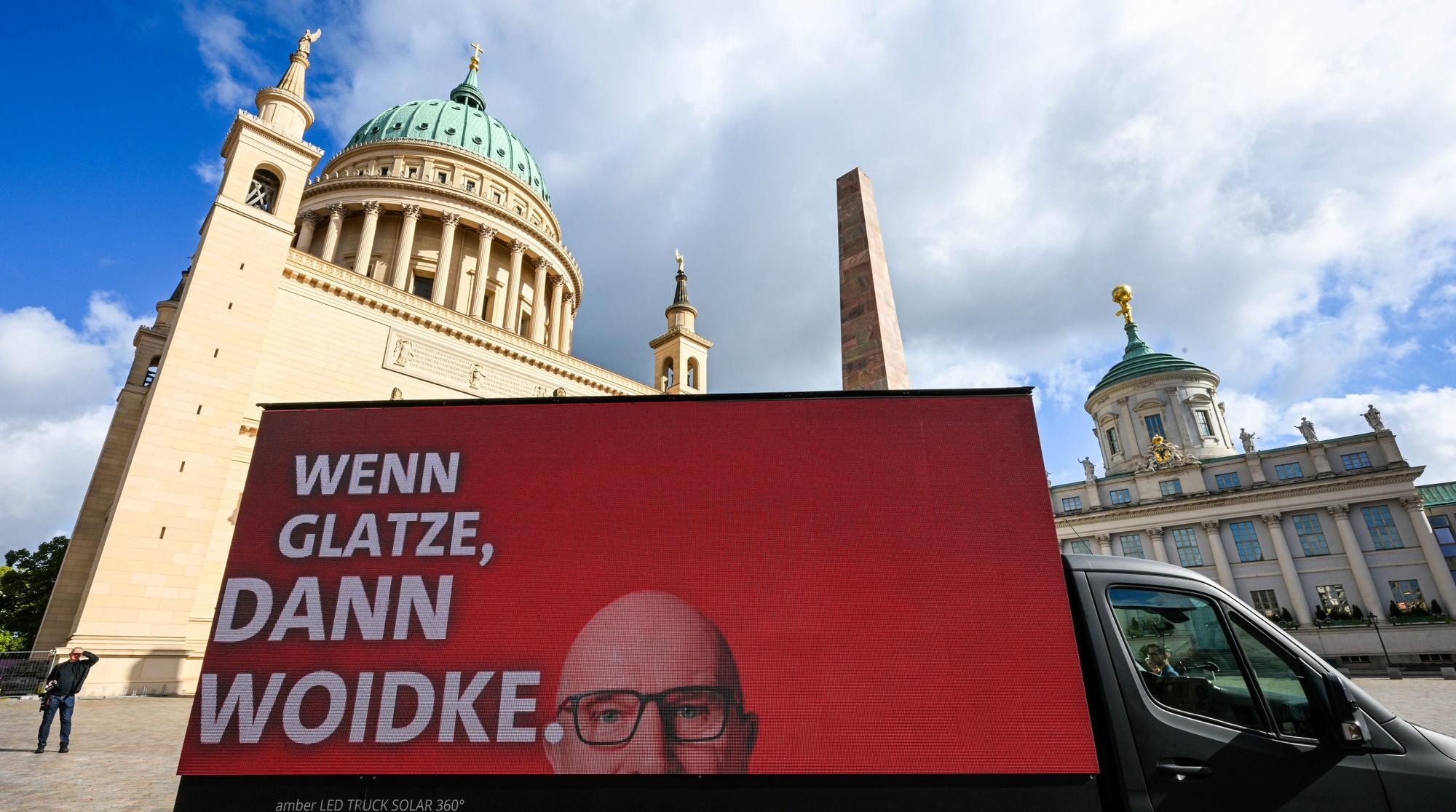 Potsdam: Ein Plakatmotiv ‚Wenn Glatze, dann Woidke‘ im Wahlkampf der SPD Brandenburg mit einem Foto von Ministerpräsident Dietmar Woidke wird auf dem Alten Markt vorgestellt.