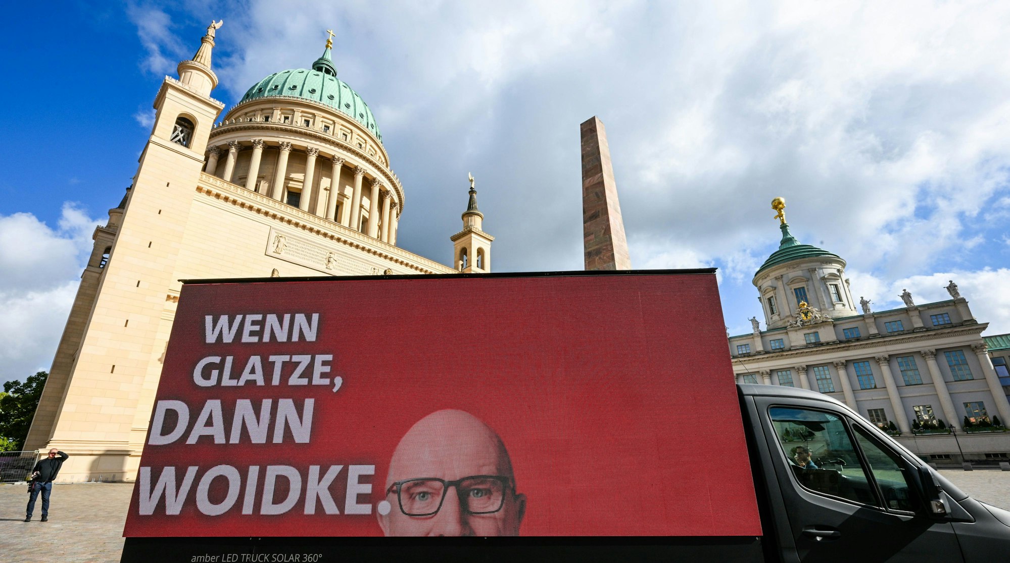 Potsdam: Ein Plakatmotiv ‚Wenn Glatze, dann Woidke‘ im Wahlkampf der SPD Brandenburg mit einem Foto von Ministerpräsident Dietmar Woidke wird auf dem Alten Markt vorgestellt.