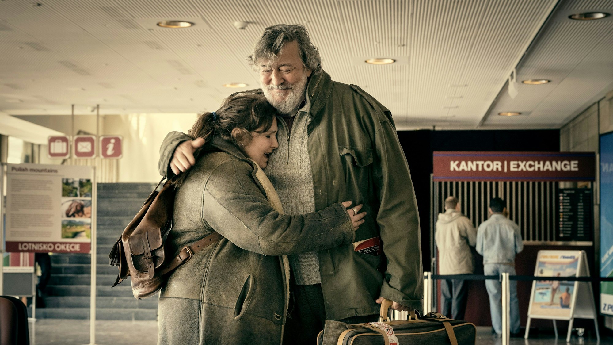 Lena Dunham als Ruth und Stephen Fry als Edek in einer Szene des Films „Treasure - Familie ist ein fremdes Land“