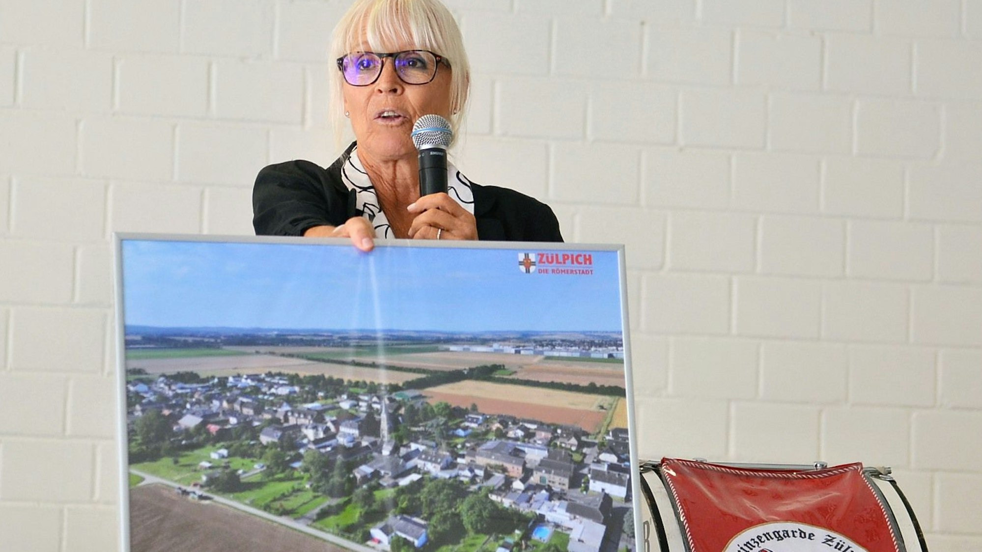 Michaela Mohr zeigt das Bild ihrem Publikum.