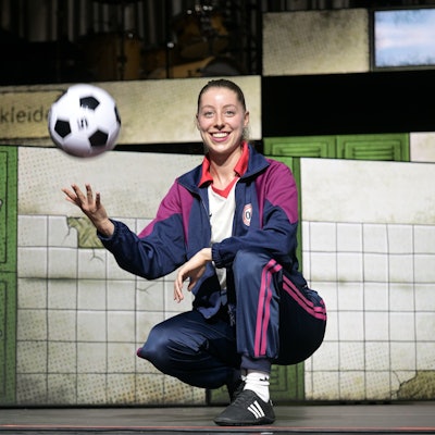 Antonia Kalinowski wirft einen Ball in die Luft.
