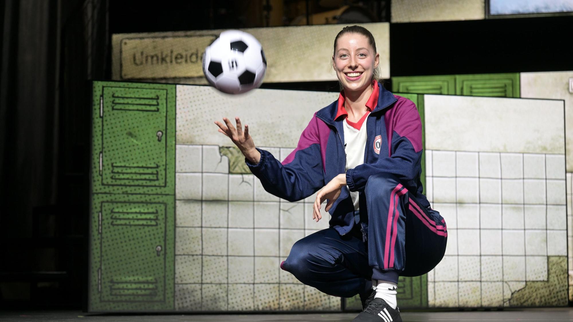 Hauptdarstellerin Antonia Kalinowski spielt nicht nur mit viel Ballgefühl auf der Bühne.