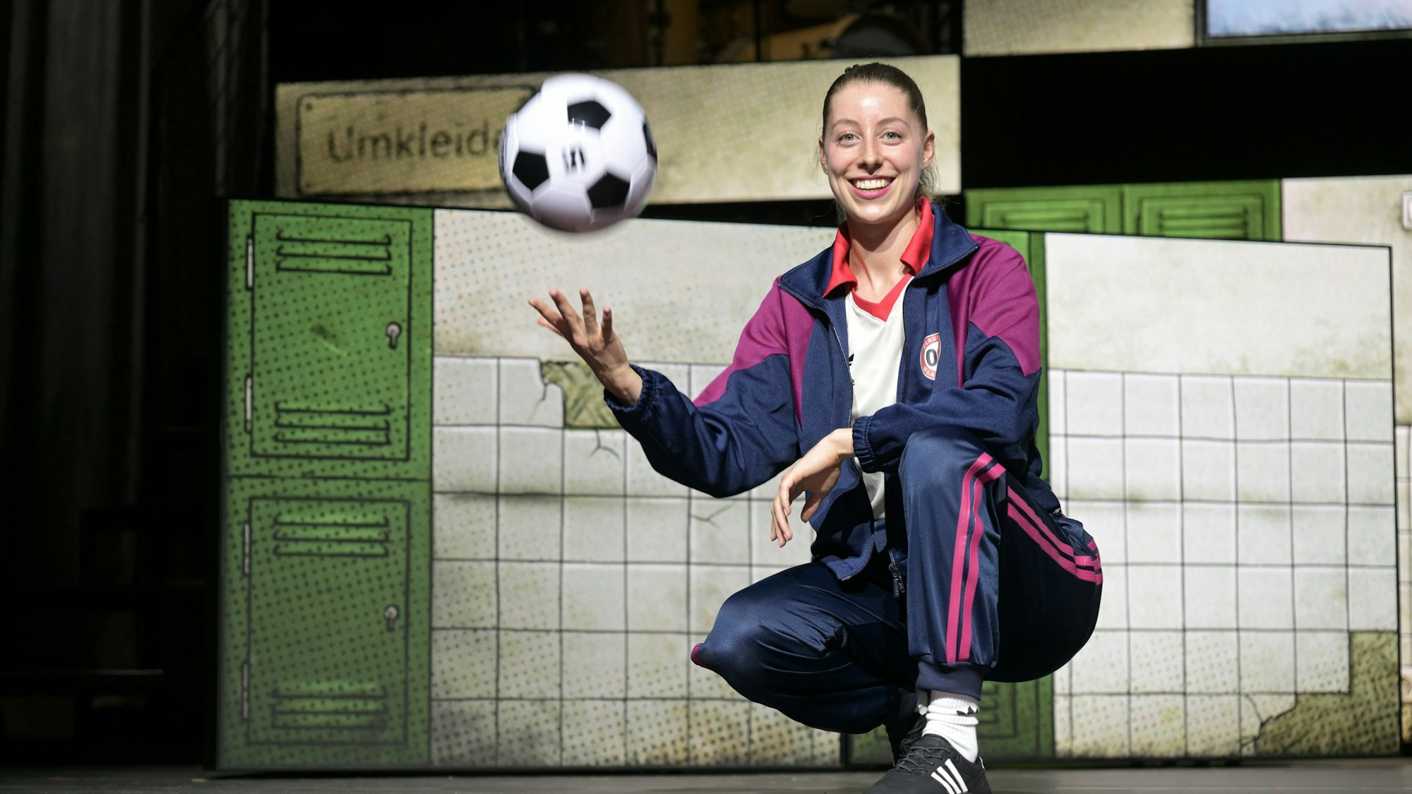 Hauptdarstellerin Antonia Kalinowski spielt nicht nur mit viel Ballgefühl auf der Bühne.