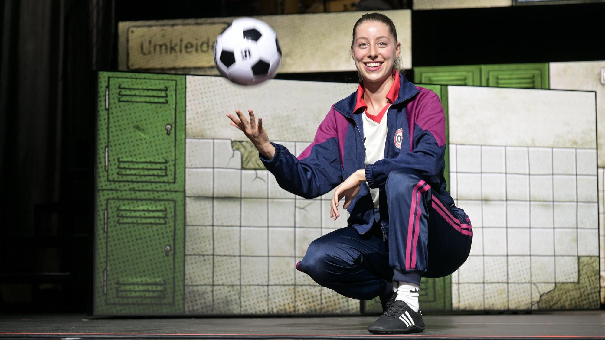 Antonia Kalinowski wirft einen Ball in die Luft.