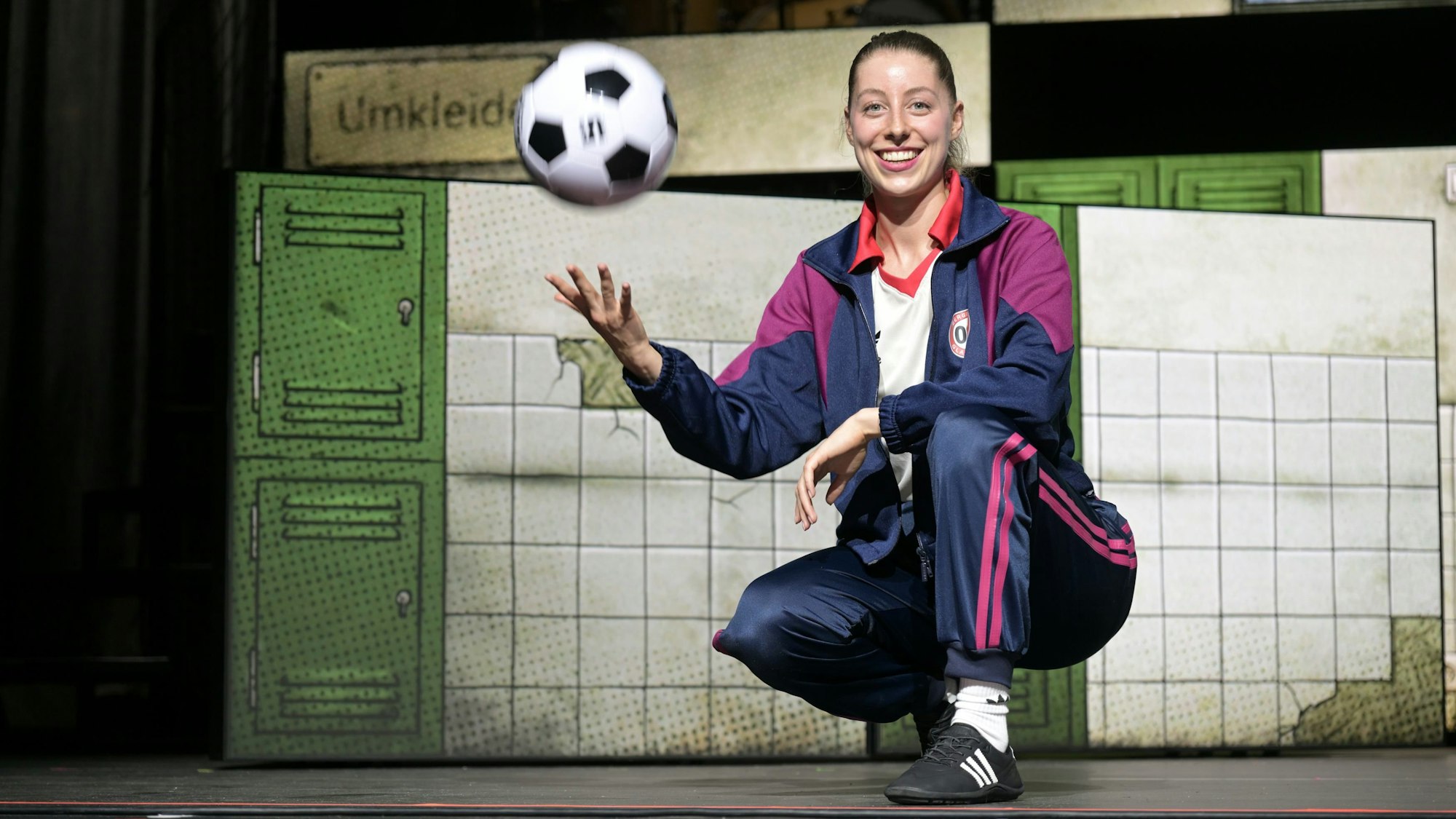 Antonia Kalinowski wirft einen Ball in die Luft.