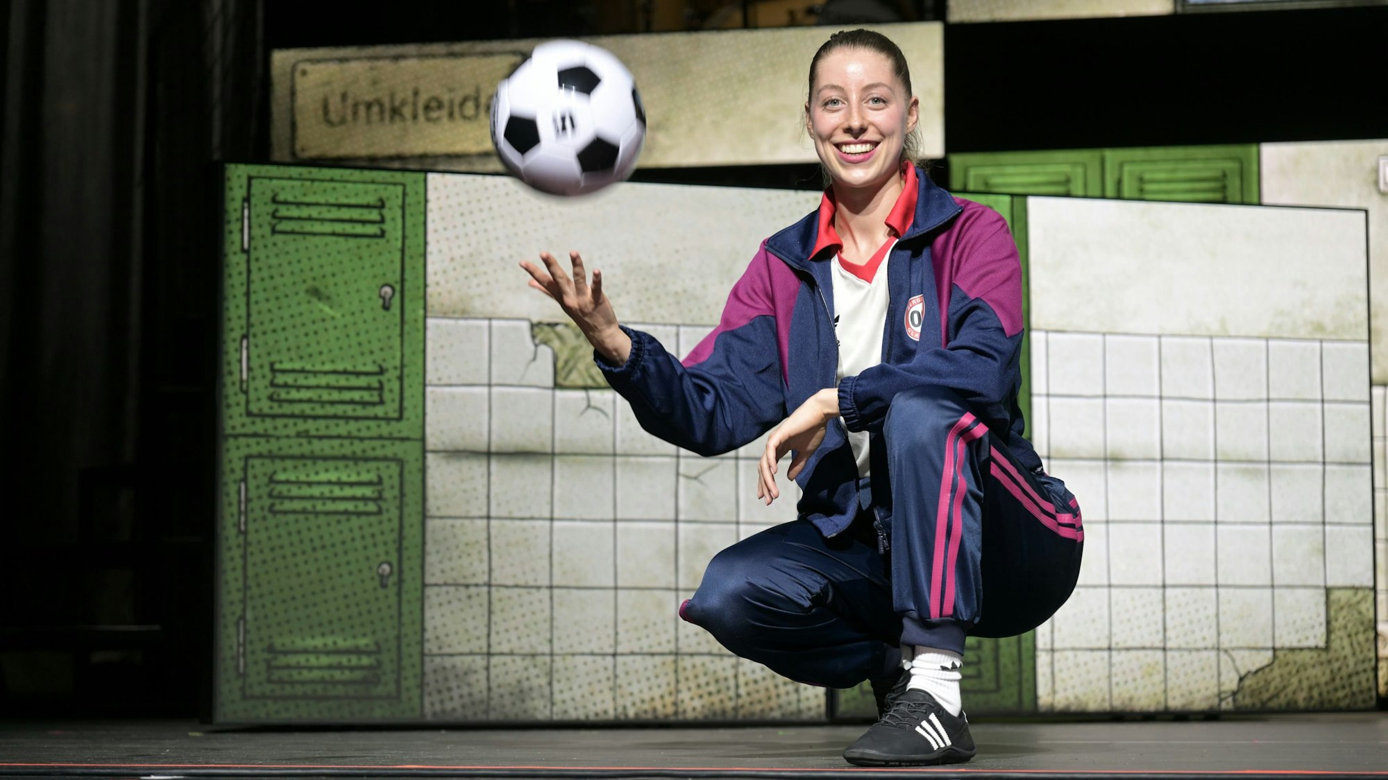 Antonia Kalinowski wirft einen Ball in die Luft.