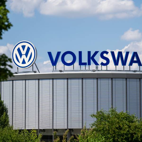 ARCHIV - 05.07.2022, Sachsen, Chemnitz: Das Logo des Volkswagen-Konzerns ist auf dem Dach des Motorenwerkes in Chemnitz zu sehen. Das Werk produziert Motoren und Komponenten für die Fahrzeugwerke des VW-Konzerns. (zu dpa: ««Die Truppe ist sauer» - Sorge um Zukunft von VW-Motorenwerk») Foto: Hendrik Schmidt/dpa +++ dpa-Bildfunk +++