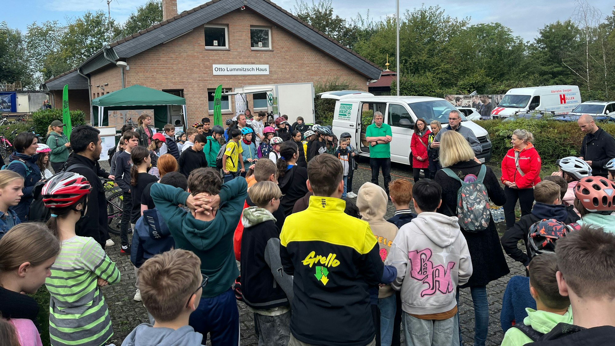 Schülerinnen und Schüler warten auf den Beginn des Verkehrssicherheitstags.