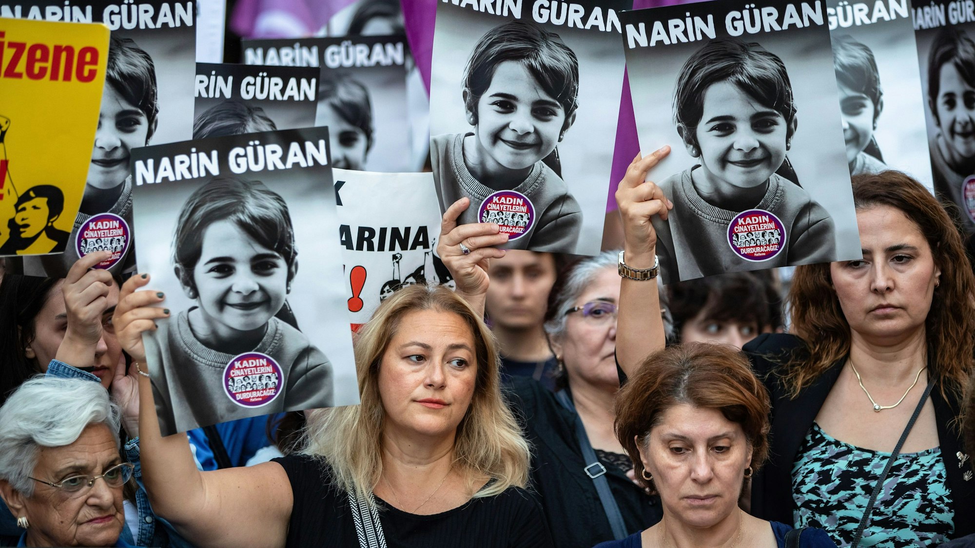08.09.2024, Türkei, Istanbul: Demonstranten halten Porträts von Narin Guran hoch.