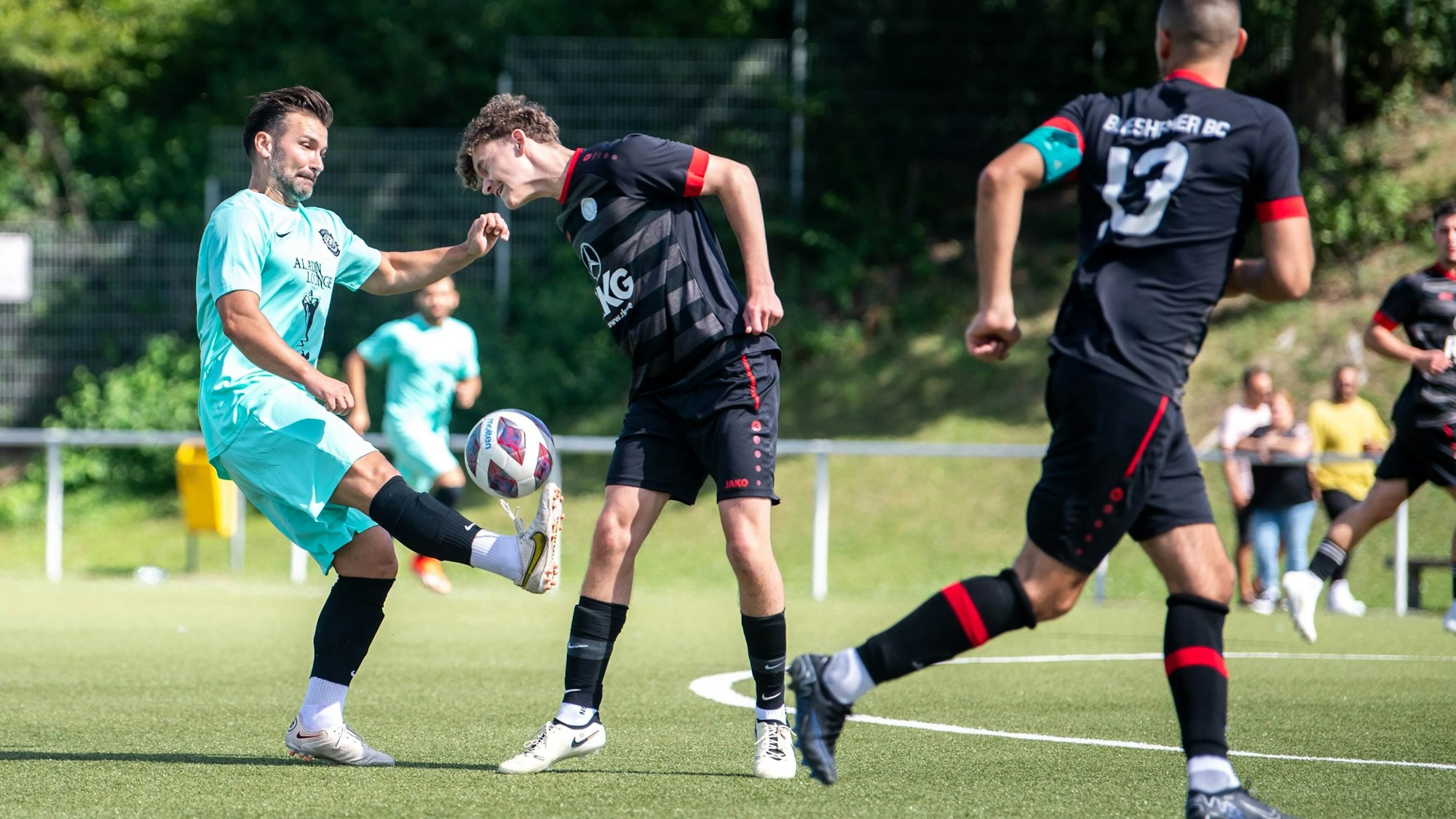 Ein Fußballspieler sichert sich den Ball.