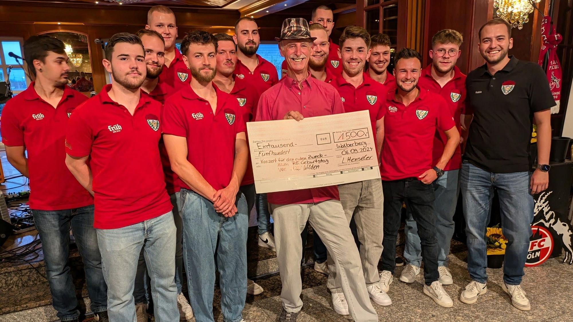 Der Junggesellenverein Walberberg überbrachte 1500 Euro für den guten Zweck.