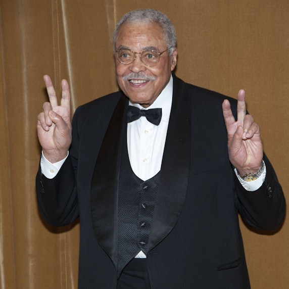 James Earl Jones grüßt in die Kameras.