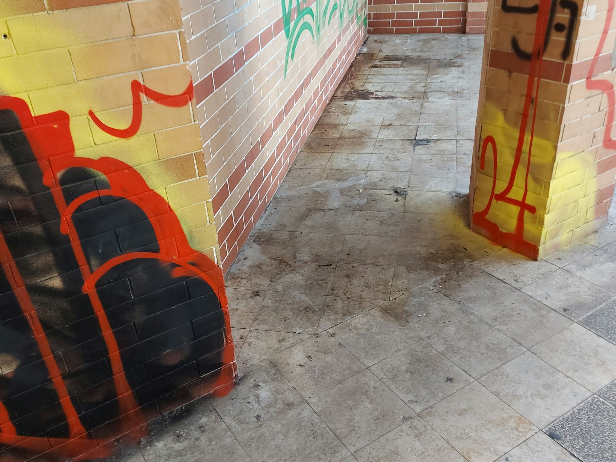 Abfall auf dem Boden, Dreck, Urin-Pfützen und Unrat: leider der Alltag im S-Bahnhof Longerich