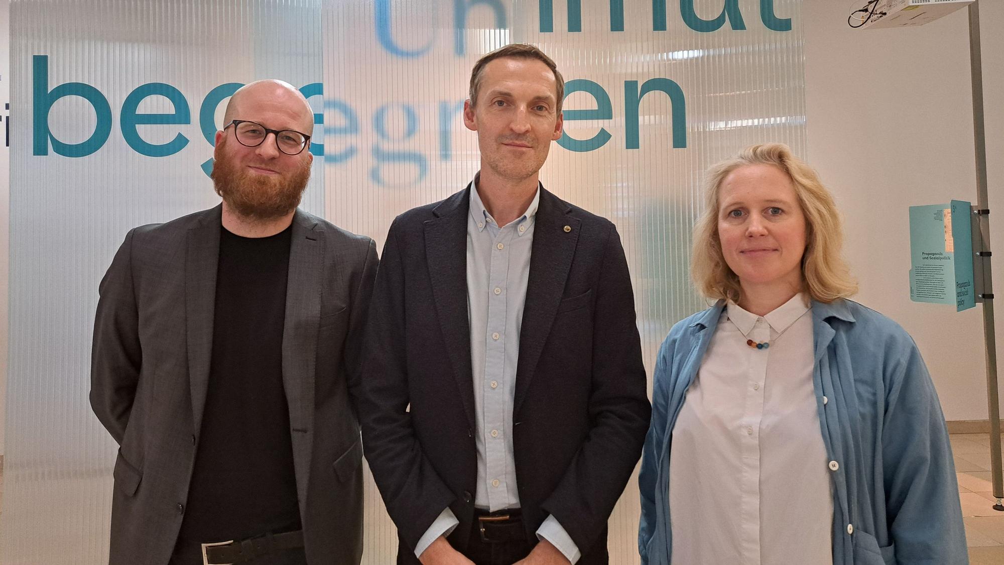 Dr. Jan Neubauer, Dr. Henning Borggräfe, Dr. Annemone Christians-Bernsee (v.l.n.r.) in der Ausstellung im NS-DOK