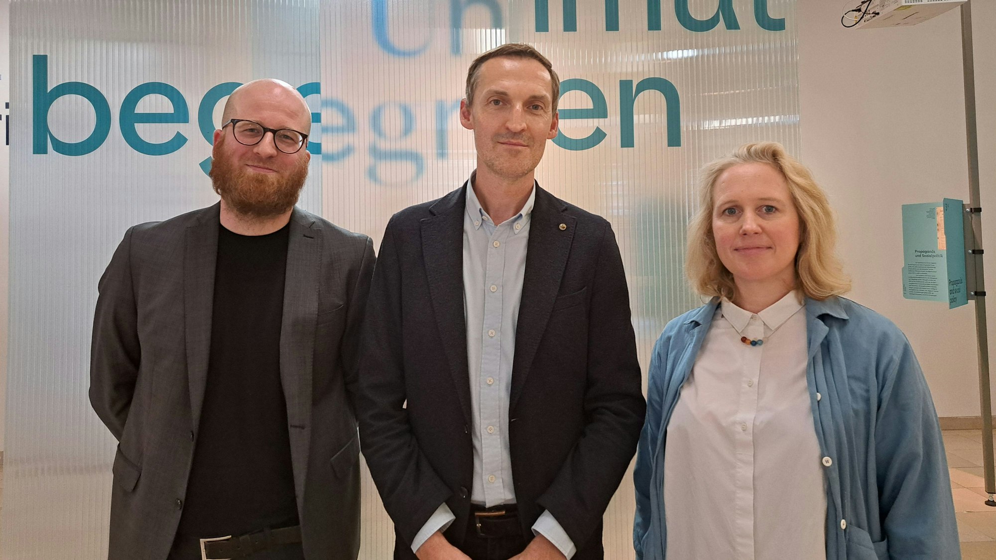 Dr. Jan Neubauer, Dr. Henning Borggräfe, Dr. Annemone Christians-Bernsee (v.l.n.r.) in der Ausstellung im NS-DOK