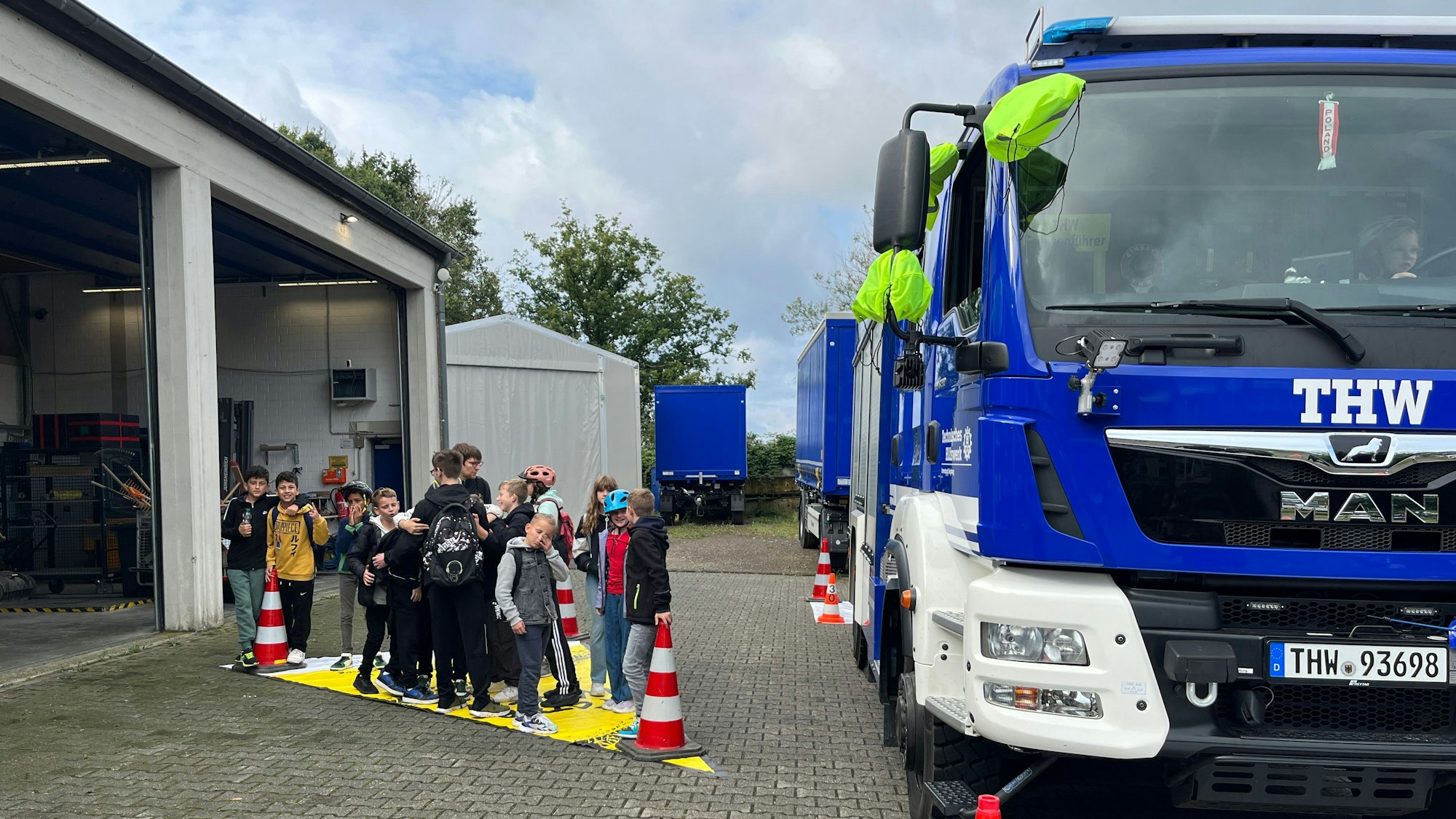 Die Alexander-Humboldt-Realschule hat nach dem tödlichen Unfall eines ihrer Schüler einen Verkehrssicherheitstag mti Verkehrswacht und Polizei organisiert.