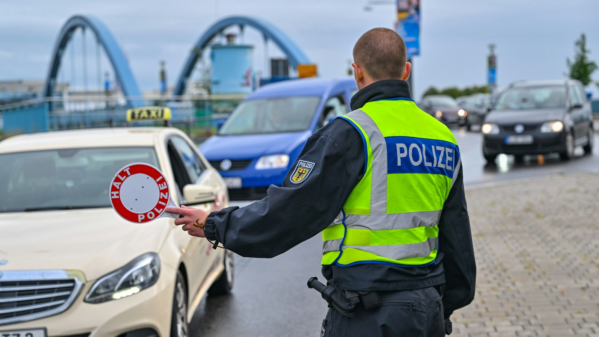 10.09.2024, Brandenburg, Frankfurt (Oder): Die Bundespolizei kontrolliert den Einreiseverkehr am deutsch-polnischen Grenzübergang Stadtbrücke zwischen Frankfurt (Oder) und Slubice.