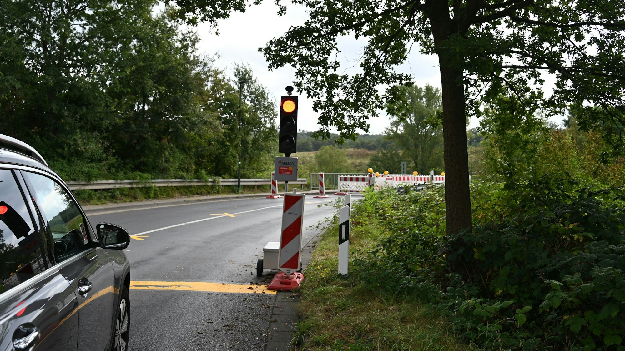 Die Brücke in Kerpen-Horrem ist wieder befahrbar. Allerdings ist nur eine Spur freigegeben. Eine Ampel regelt den Verkehr.