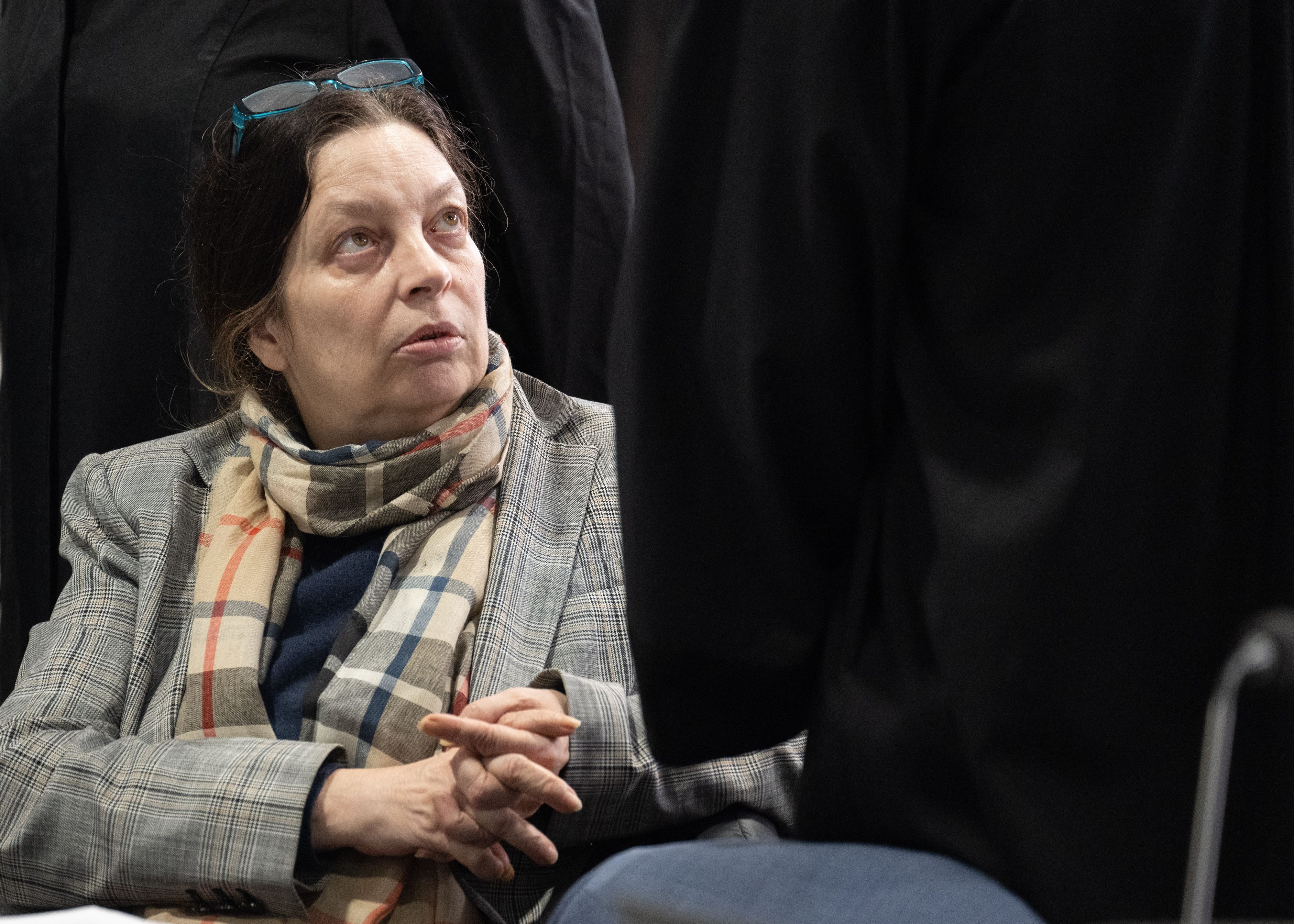 Die Angeklagte Birgit Malsack-Winkemann auf der Anklagebank. Die Bundesanwaltschaft legt den insgesamt neun Beschuldigten unter anderem die Mitgliedschaft in einer terroristischen Vereinigung zur Last.