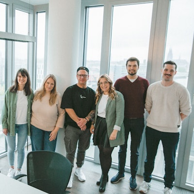 Das Team des Start-ups Geddid in einem Kölner Co-working-space. 
Nastassia Braun, Katharina Bregenzer, Kevin Styra, Christina Schaub, Fabian Binz, Matthias Schott (von links).