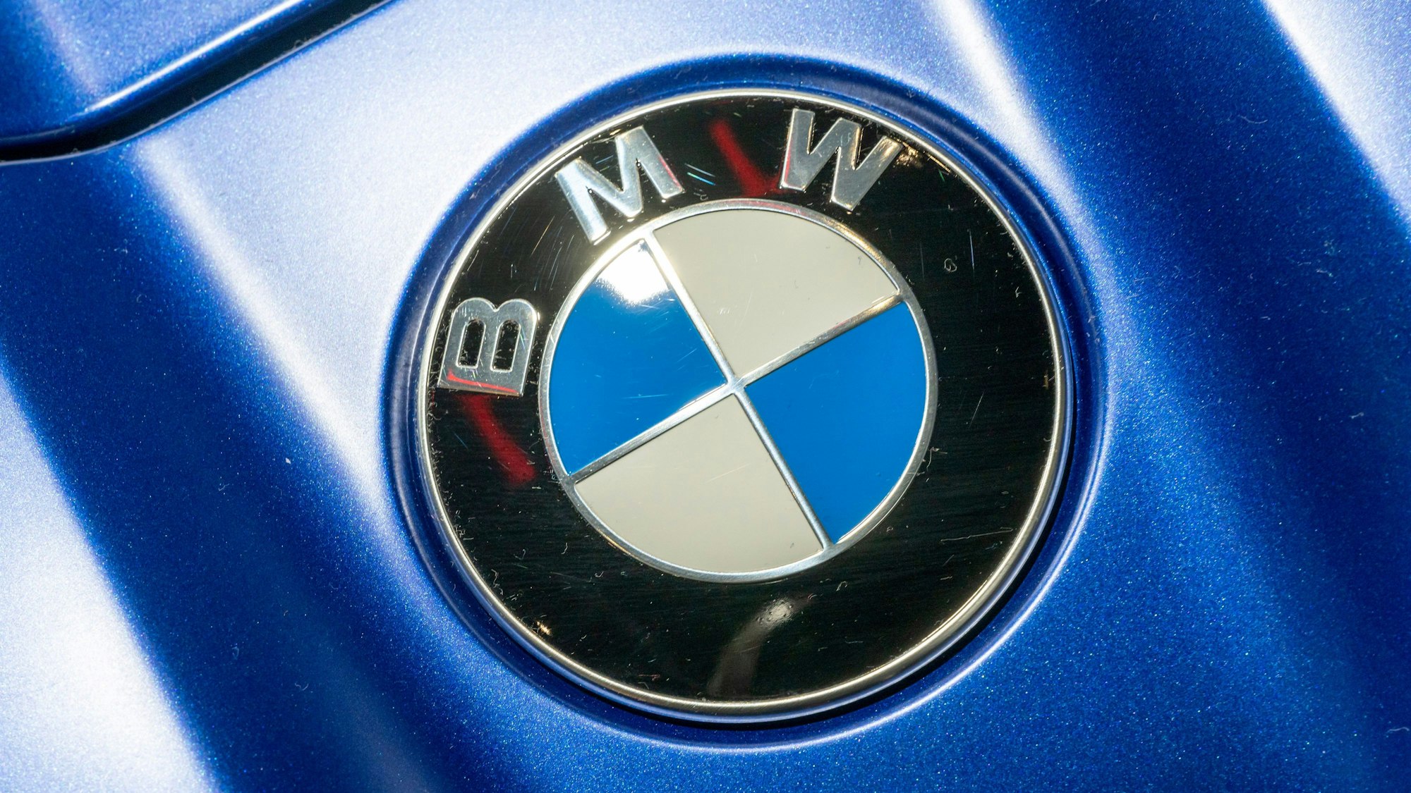 Das BMW-Logo ist in der BMW-Welt auf einem Fahrzeug der Marke an der Motorhaube angebracht.