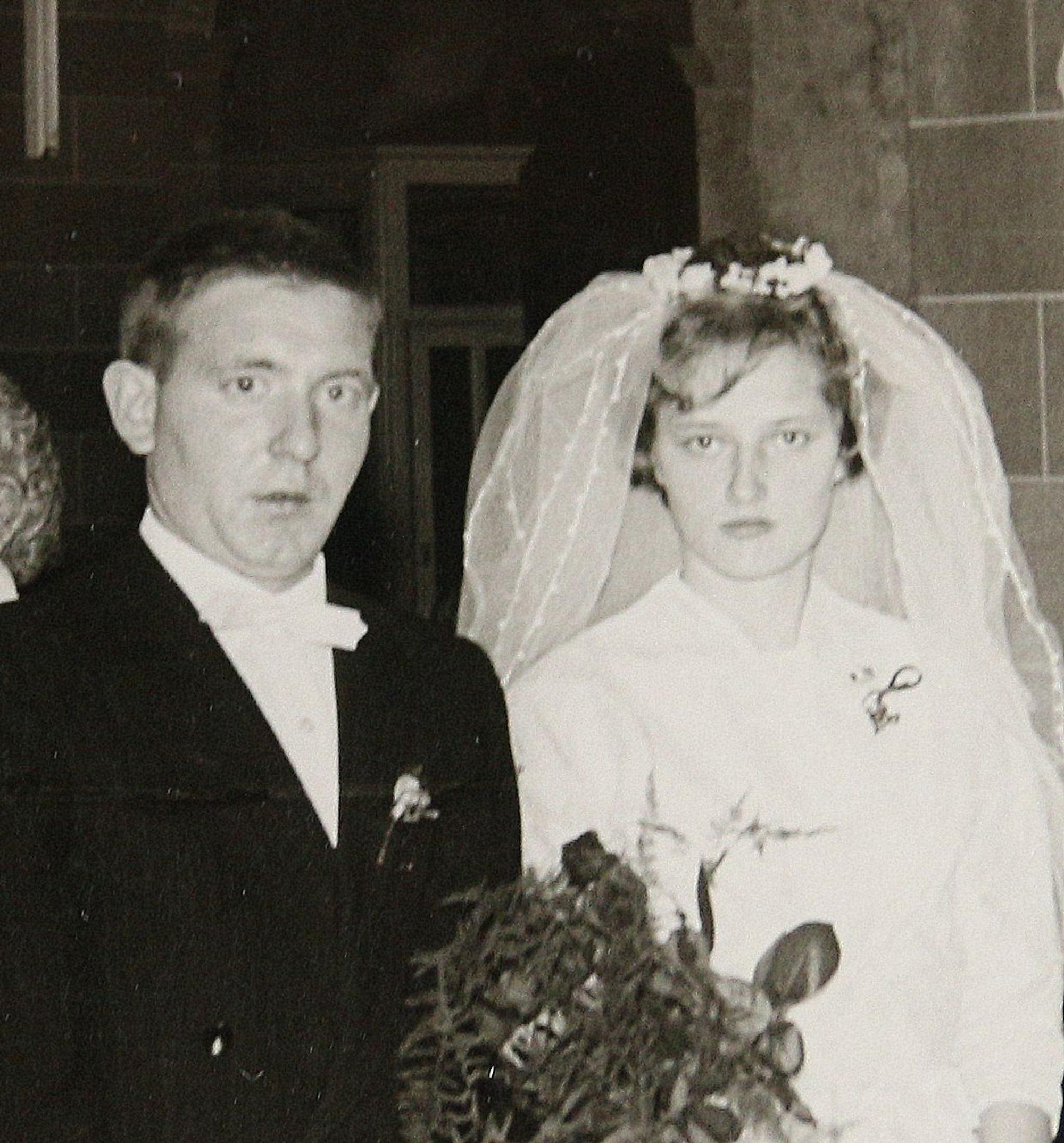 Auf dem Bild ist das Ehepaar Schiffer am Hochzeitstag zu sehen.