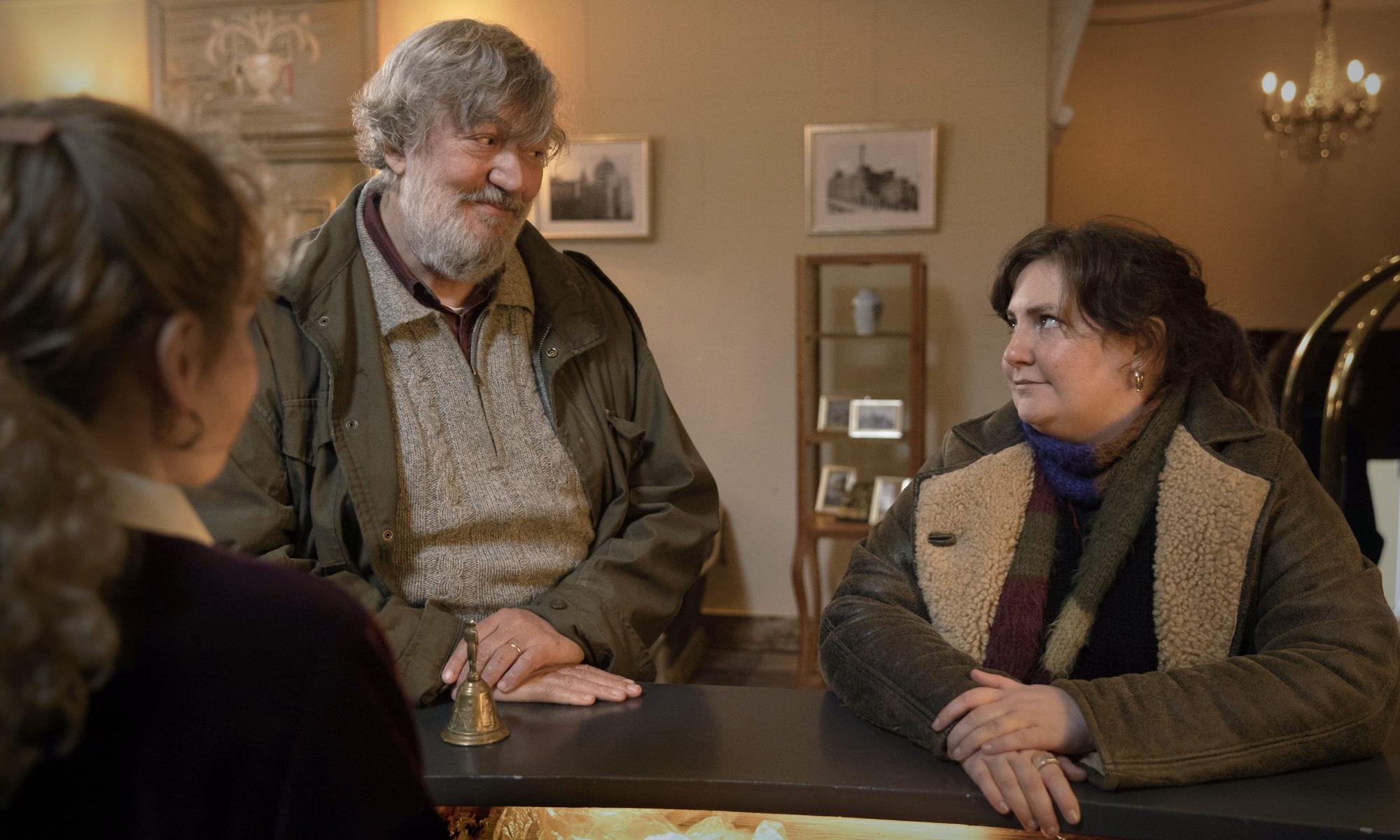 Auf einer Reise in die Vergangenheit: Stephen Fry mit seiner Filmtochter Lena Dunham.