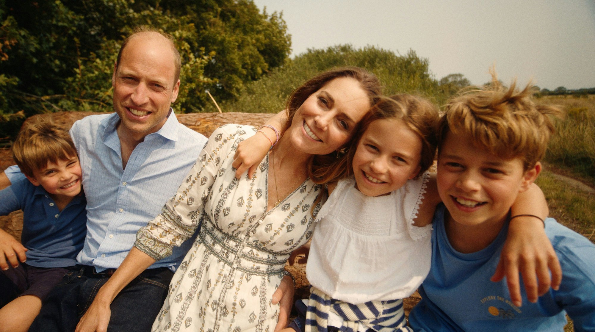 Dieses vom Kensington-Palast zur Verfügung gestellte Foto zeigt Kate (M), Prinzessin von Wales, William (2.v.l), Prinz von Wales, Prinz George (r), Prinzessin Charlotte (2.v.r) und Prinz Louis.