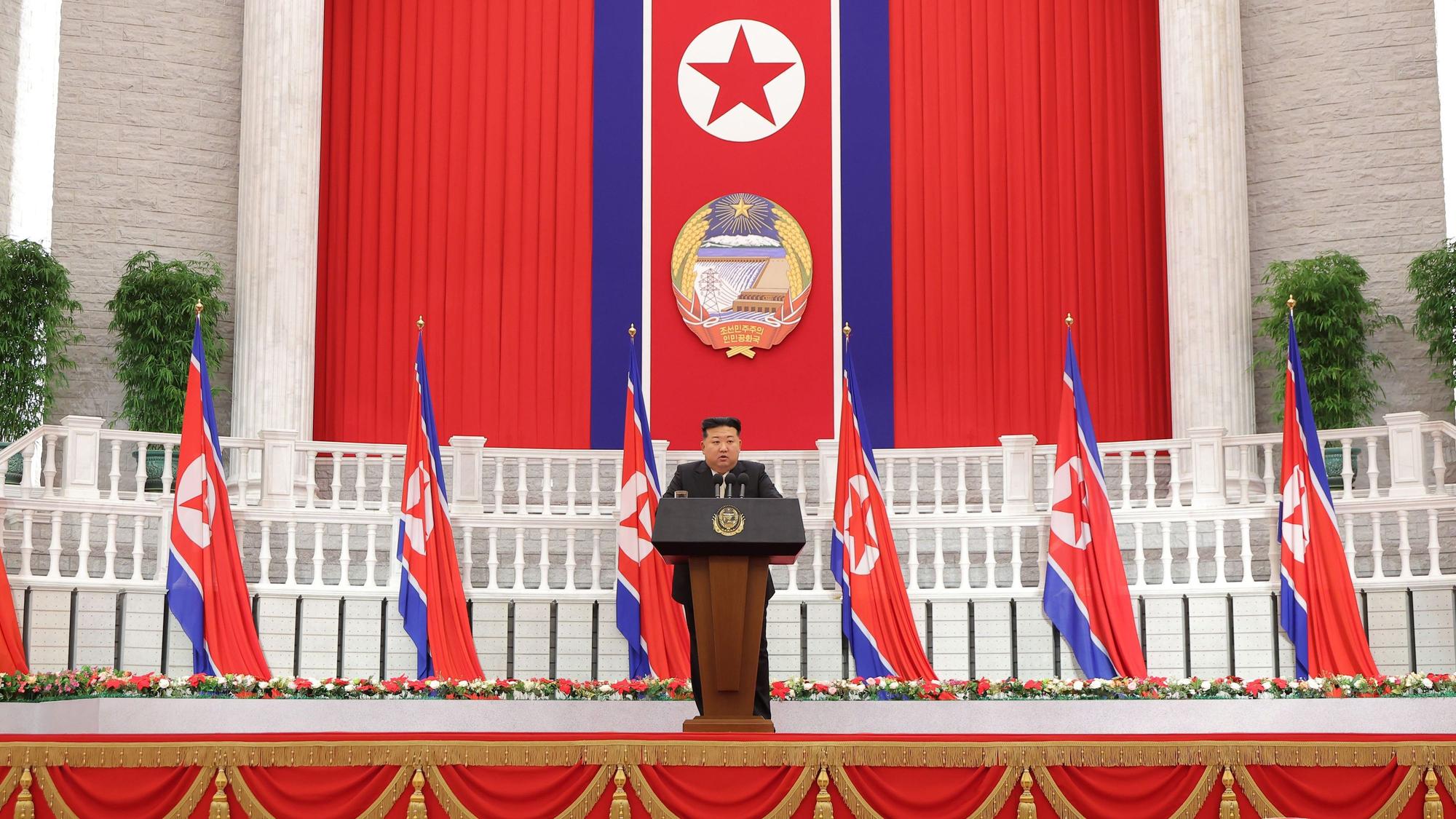 09.09.2024, Nordkorea, Pjöngjang: Die von der staatlichen nordkoreanischen Nachrichtenagentur KCNA am 10.09.2024 zur Verfügung gestellte Aufnahme zeigt nach Angaben von KCNA Kim Jong Un, Machthaber von Nordkorea, während einer Rede zur Feier des nationalen Gründungstags der Demokratischen Volksrepublik Korea, wie die offizielle Landesbezeichnung lautet.