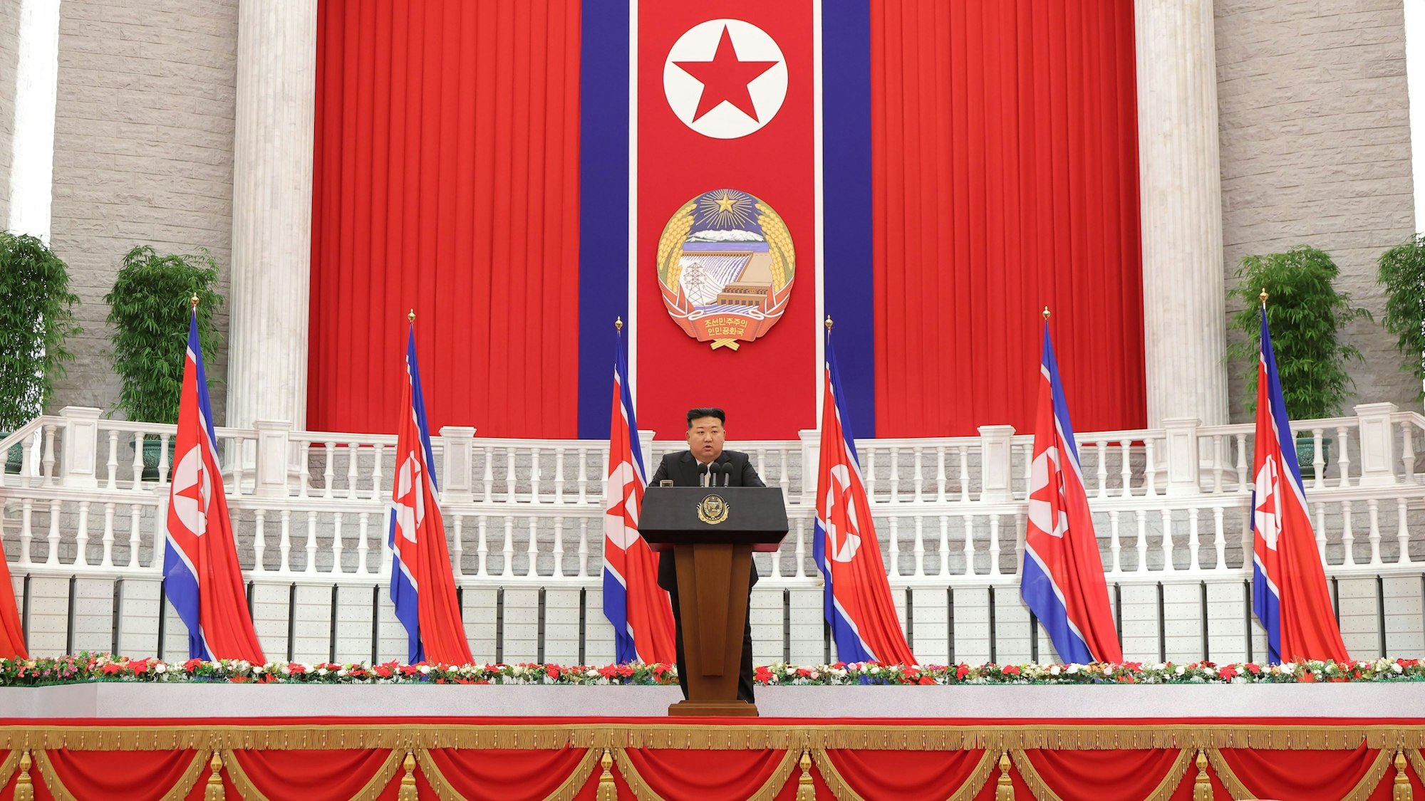 09.09.2024, Nordkorea, Pjöngjang: Die von der staatlichen nordkoreanischen Nachrichtenagentur KCNA am 10.09.2024 zur Verfügung gestellte Aufnahme zeigt nach Angaben von KCNA Kim Jong Un, Machthaber von Nordkorea, während einer Rede zur Feier des nationalen Gründungstags der Demokratischen Volksrepublik Korea, wie die offizielle Landesbezeichnung lautet.