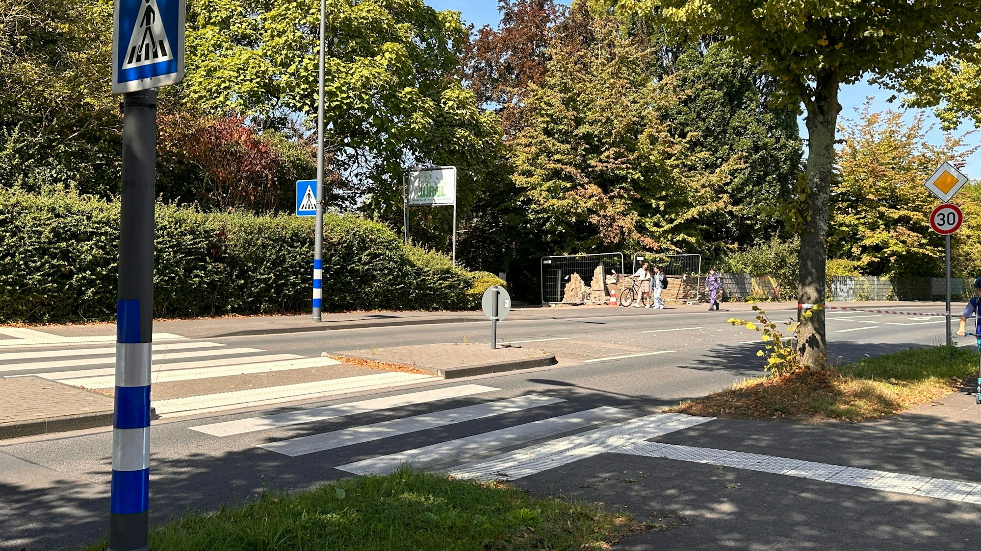 Neue Zebrastreifen vor den Schulen an der Sürther Straße.