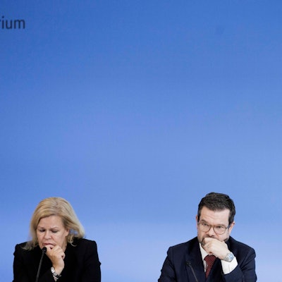 Nancy Faeser, Marco Buschmann und Annalena Baerbock bei einer Pressekonferenz über die Fortsetzung der Gespräche zur Migrationspolitik.