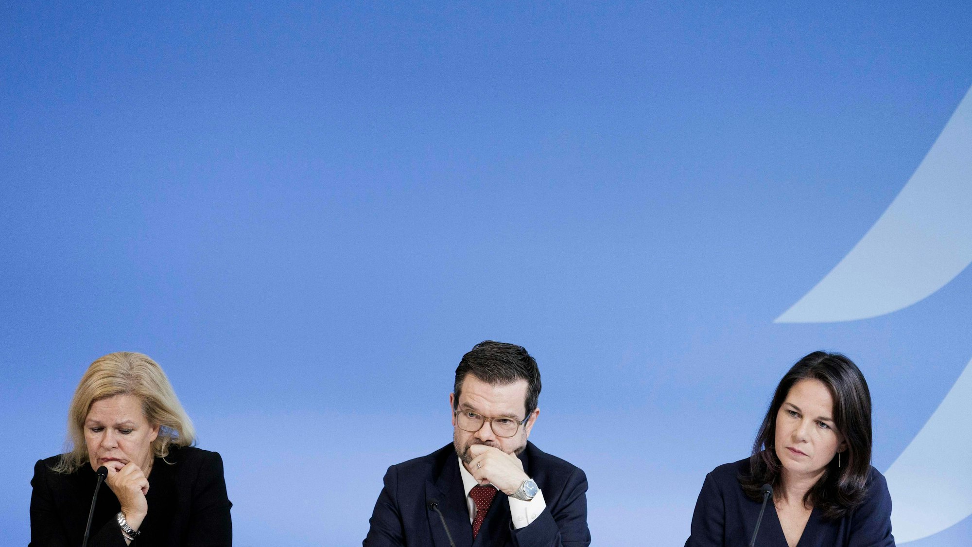 Nancy Faeser, Marco Buschmann und Annalena Baerbock bei einer Pressekonferenz über die Fortsetzung der Gespräche zur Migrationspolitik.