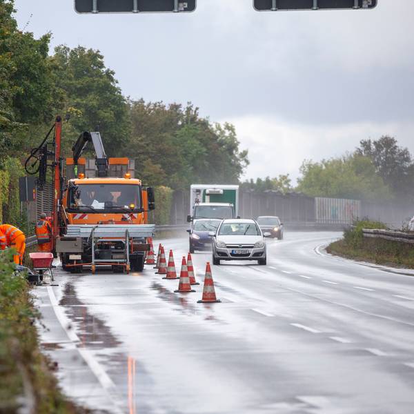 Nach einem Unfall an der Leitplanke auf der Industriestraße gilt dort Langsamfahrt.