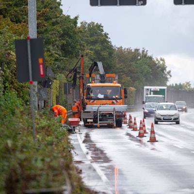 Nach einem Unfall an der Leitplanke auf der Industriestraße gilt dort Langsamfahrt.