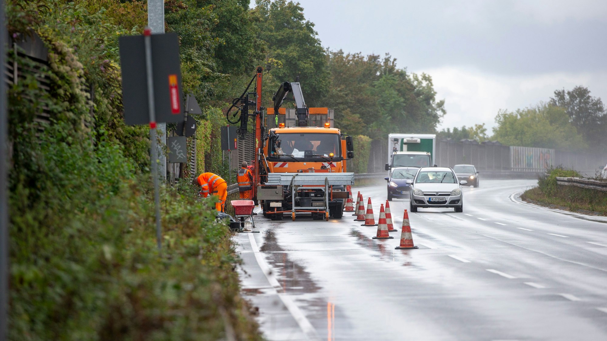 Nach einem Unfall an der Leitplanke auf der Industriestraße gilt dort Langsamfahrt.