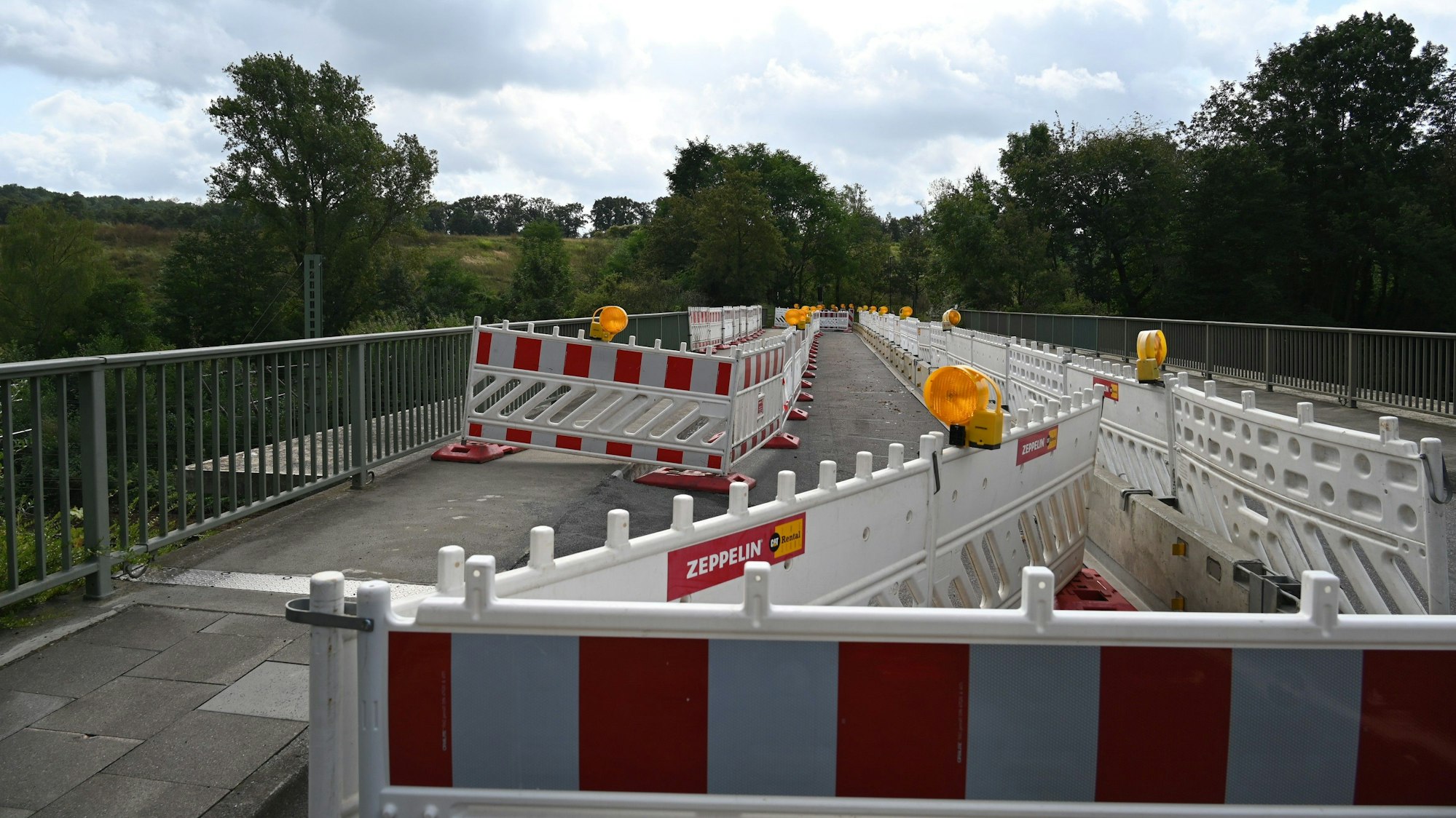 Die beschädigte Brücke ist mit einem Bauzaun abgesperrt.
