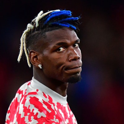 Paul Pogba wärmt sich vor einem Spiel auf.