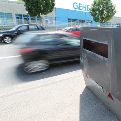 An einer Straße in Troisdorf-Spich steht eine mobile Geschwindigkeitsüberwachungsanlage der Stadtverwaltung.